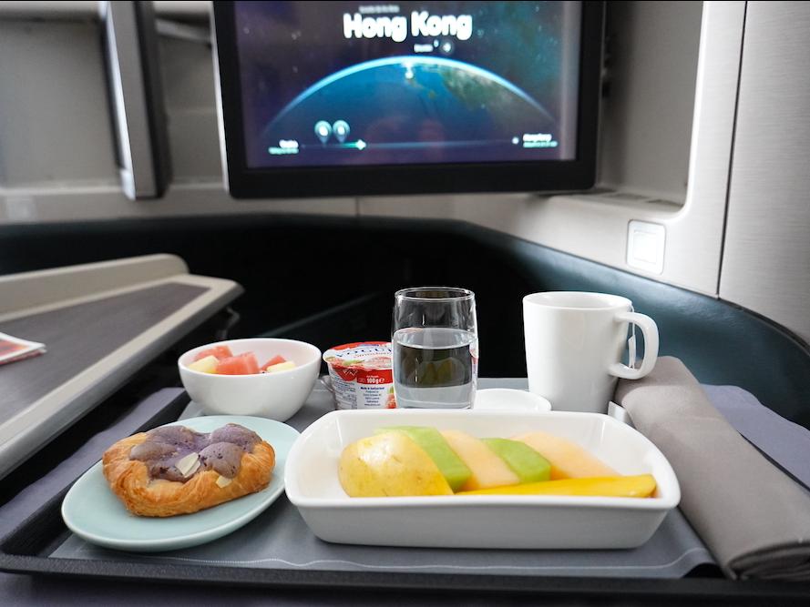キャセイパシフィック航空・ビジネスクラス搭乗記：関空発、香港国際空港行き