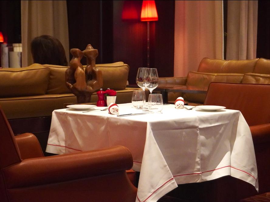 パリのホテル「ル ロイヤル モンソー」のカフェ「Le Bar Long」
