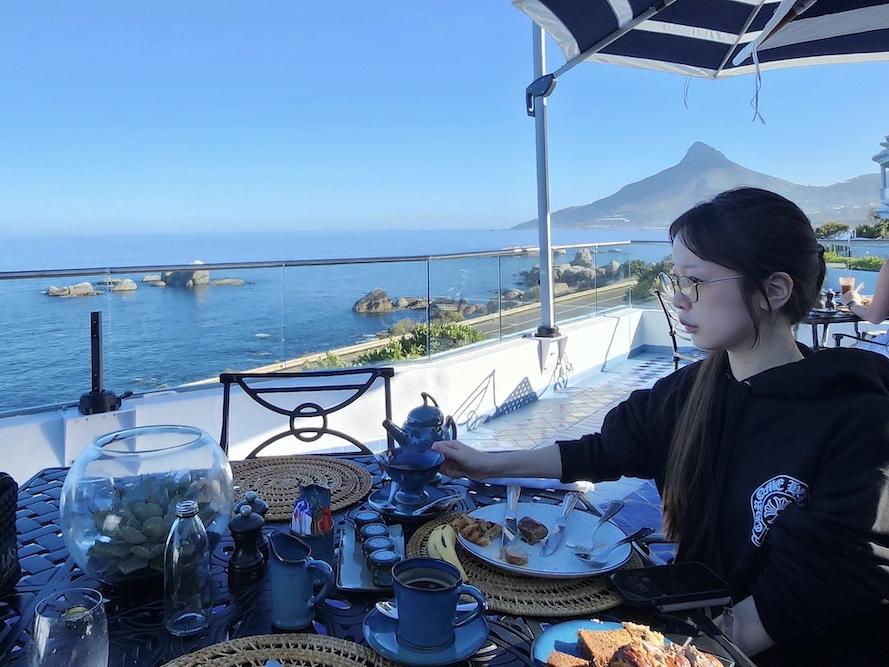 ケープタウンのホテル「12 Apostles Hotel & Spa」のレストラン「Azure」での朝食